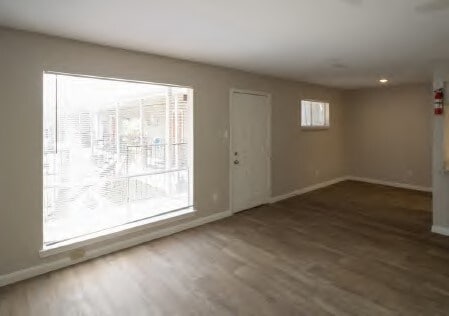 Building Photo - 8345 Park Pl Blvd Unit 06