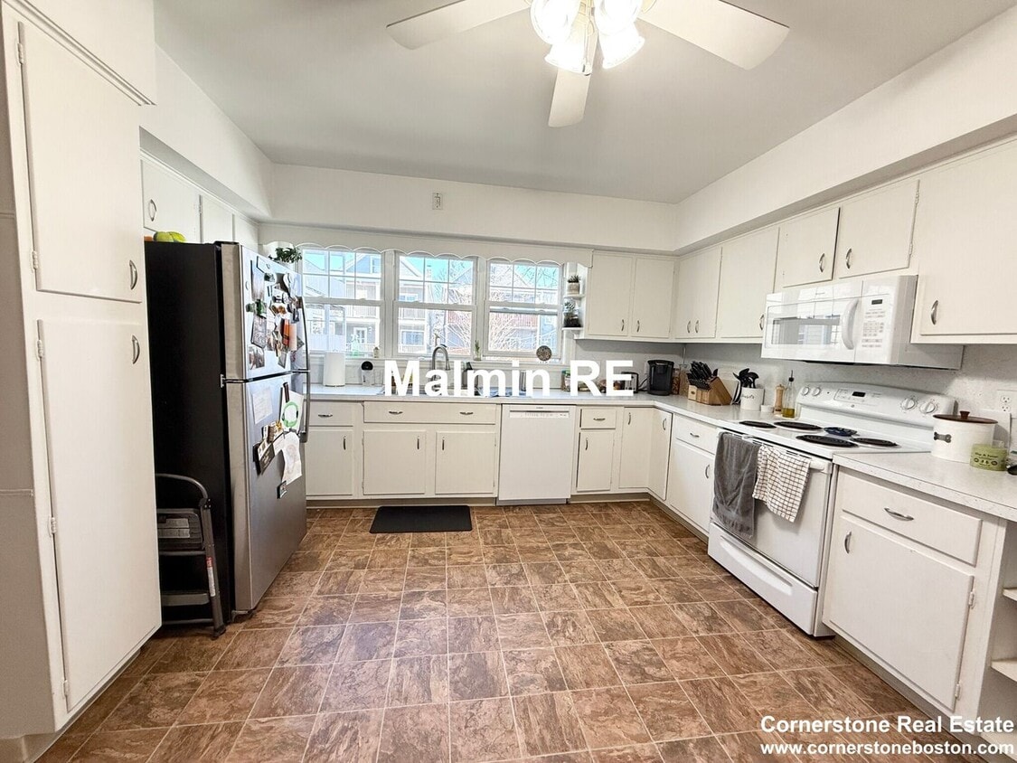 SOUTH BOSTON 2BED / 1.5 BATH WITH 1 PARKIN... - SOUTH BOSTON 2BED / 1.5 BATH WITH 1 PARKIN...