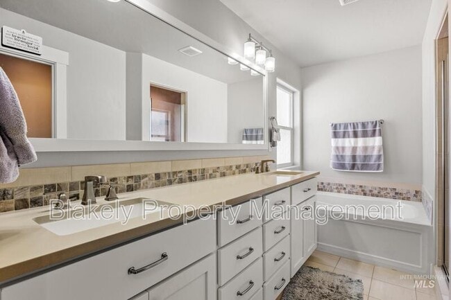 Photo - Baxter Way, 319 N.