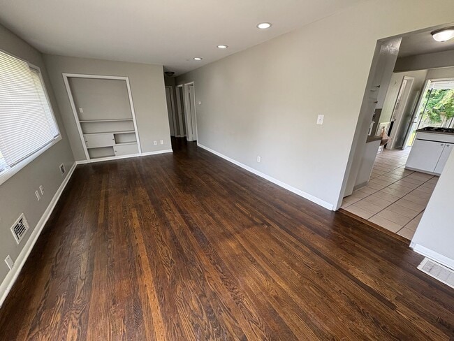 Photo - 2892 Hampshire Rd