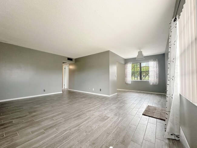Photo - 144 Mansfield D Unit #d