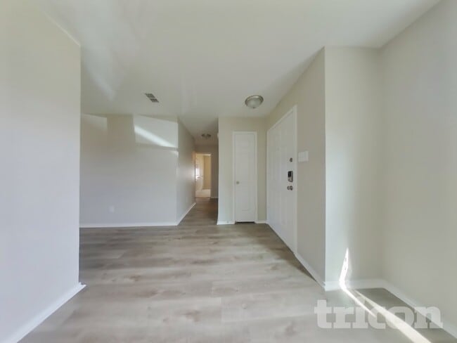 Photo - 16661 Woodside Dr