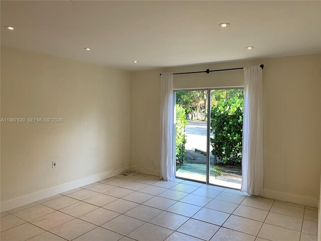 Photo - 1200 Mariposa Ave Unit E104