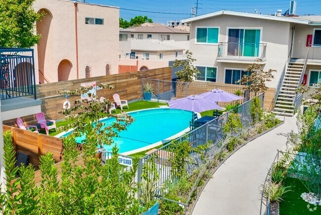 Pool Air POV - 333 W Queen St Rental