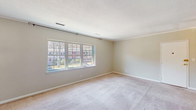 137 Lake Shore Rd Unit 4