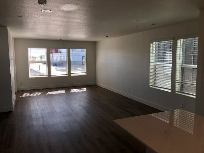 Photo - 3260 Crusader St