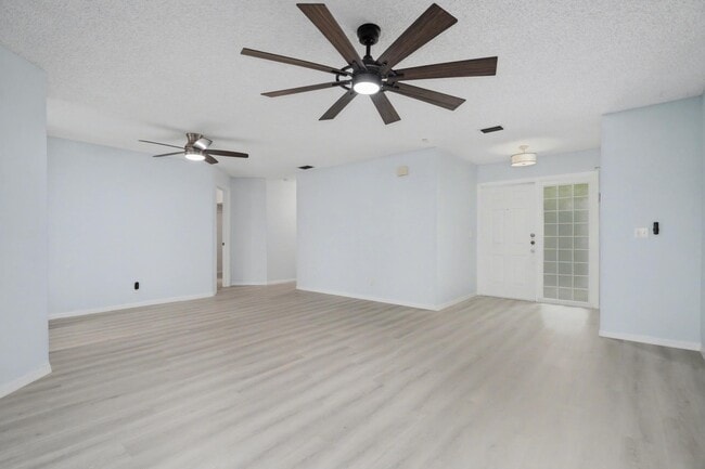 Building Photo - 3351 Emerald Oaks Dr Unit 103