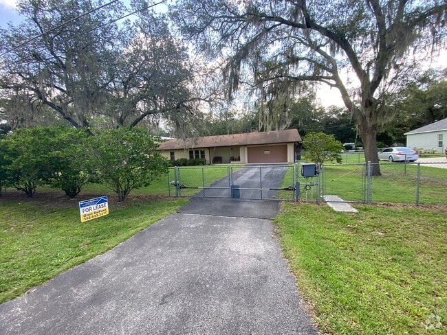 Building Photo - Family and pet friendly ANNUAL LEASE just ... Rental