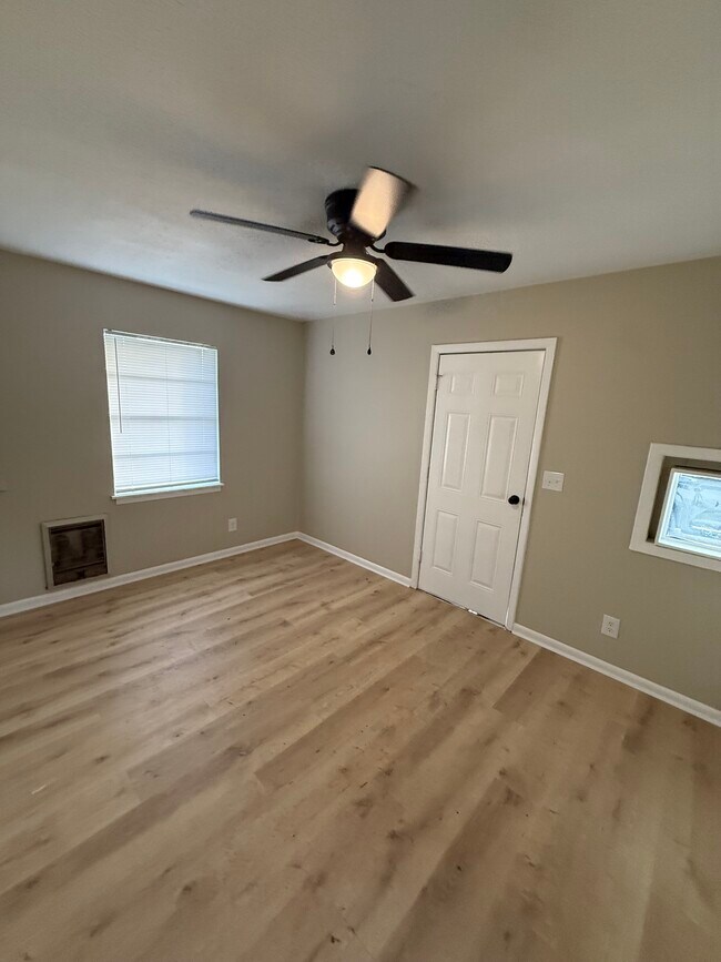 Photo - 1108 Railroad St