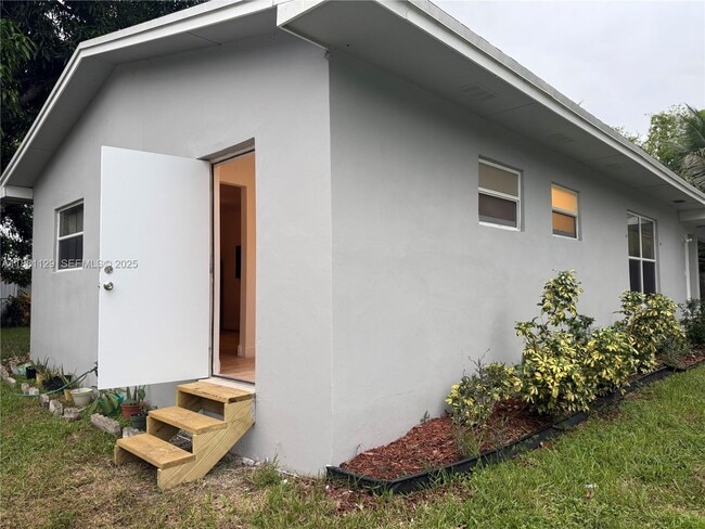 Building Photo - 2452 Madison St Unit B