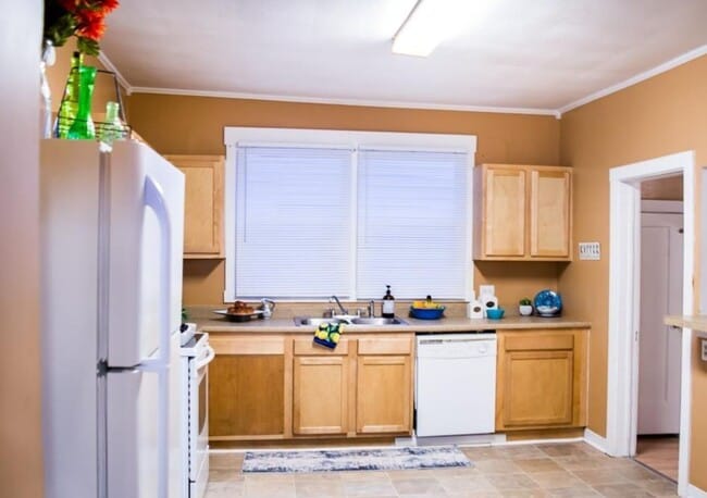 Building Photo - 5 bedroom, 2 bath house - Available for the 2026/2027 lease term!