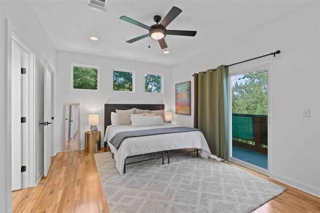 Photo - 2411 E 11th St