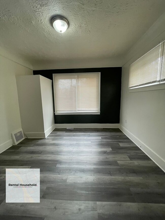 Photo - Huge 4 Bedroom Colonial