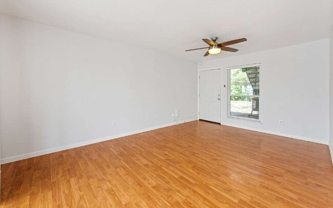 Clean & Bright Gated 1BR Near Downtown Austin