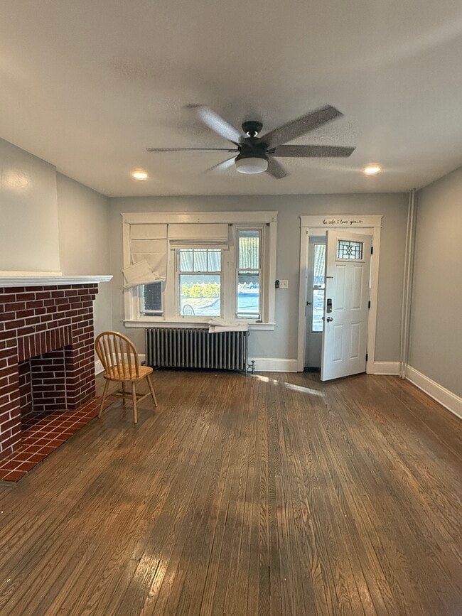 Sala de estar - 1348 Easton Ave