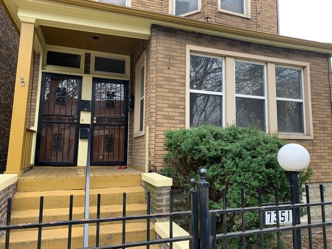 7351 South Green 1st floor - 7351 S Green St Unit #1