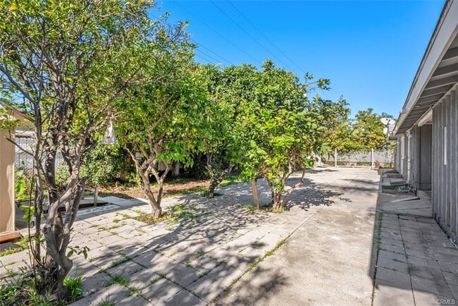 Building Photo - 115 S Gilbert St