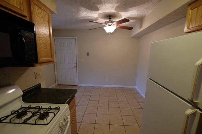 Photo - 2 Bed, 1 Bath near a park and C. Trail, Great Neighborhood! Unit 7-6