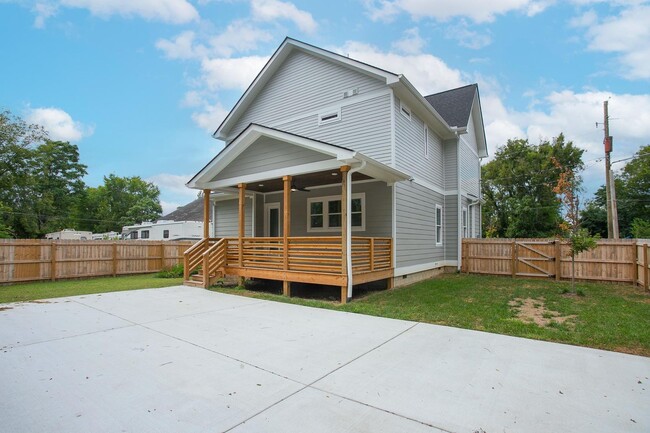 Photo - 1611 Century St