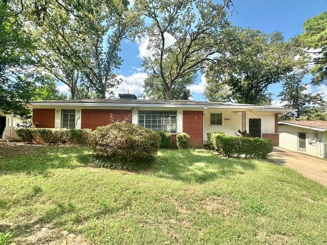 Building Photo - Spacious 3 bedroom 2 bathroom home in Tyler!