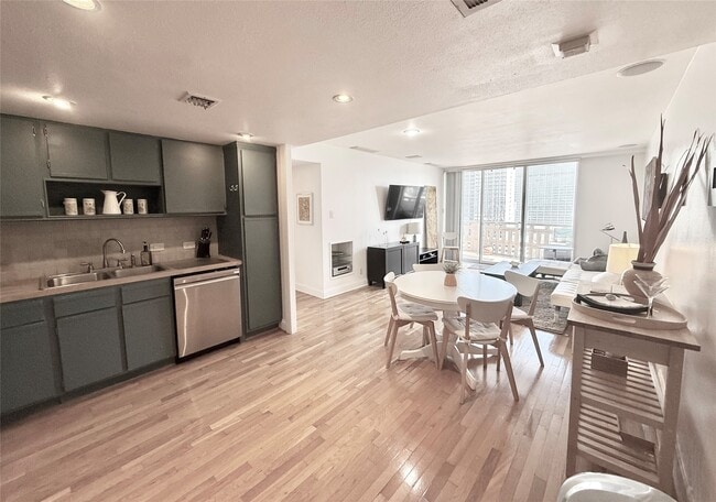 Building Photo - 2016 Main St Unit 1415 Rental