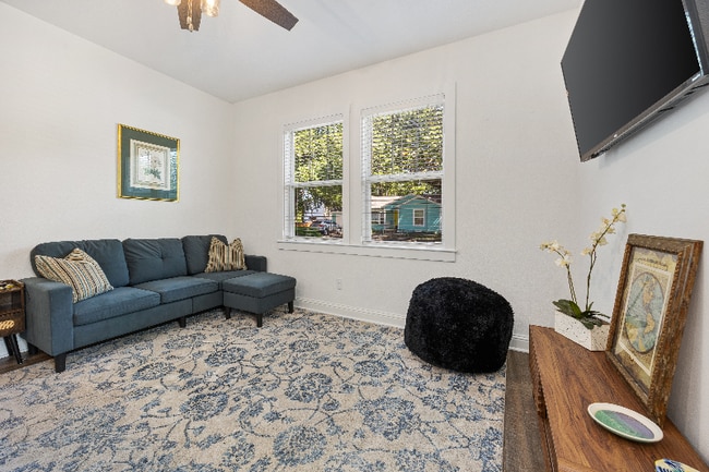 Photo - 600 Barnes St