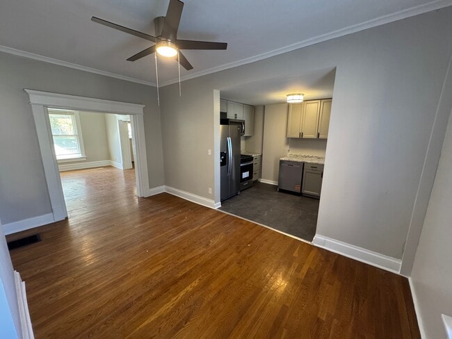 Sala de estar con vista a la cocina - 1210 Dennison Ave Unidad 1210