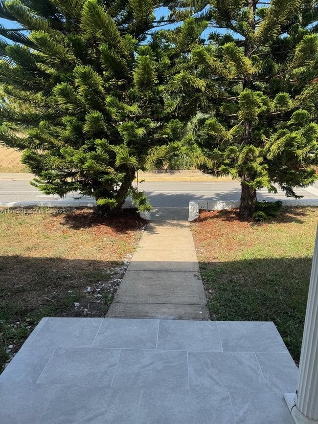 Building Photo - 46 S Oleander Ave