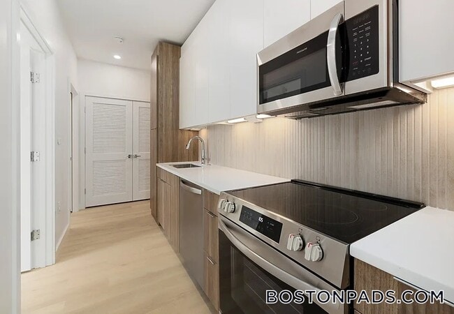 87 Oxford St Unit 605