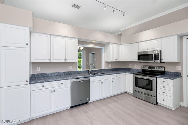 Photo - 2389 Piccadilly Circus