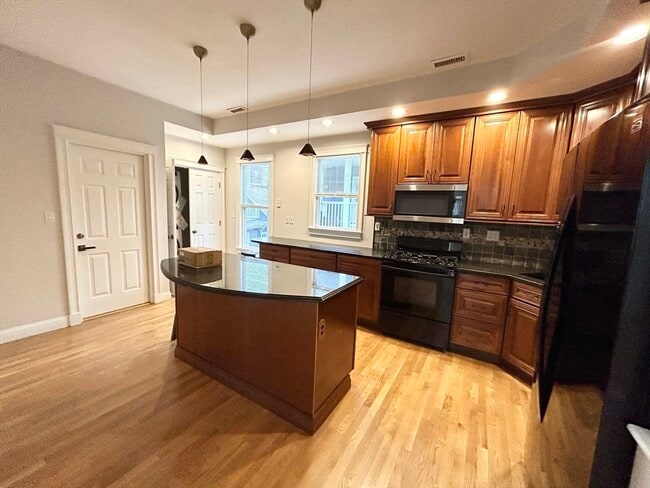 Building Photo - 12 Buttonwood St Unit 3