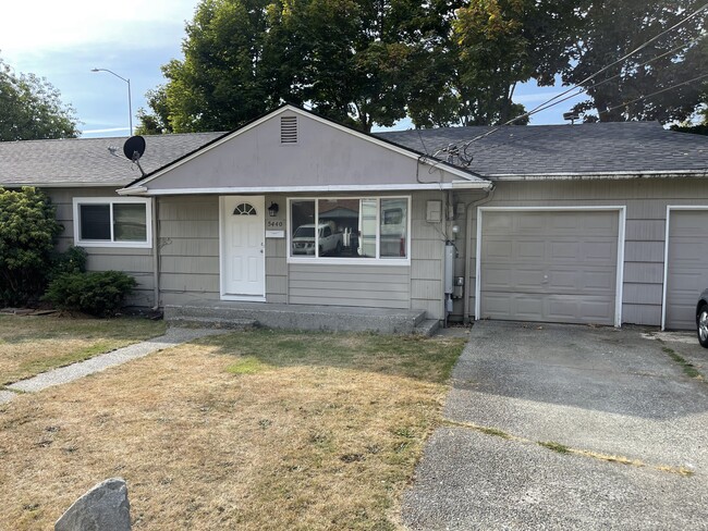 Front Entry & Garage Door - 5440 S Bell St Apartamentos Unidad 5440