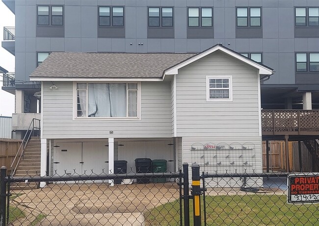 Building Photo - 914 1/2 W 21st St