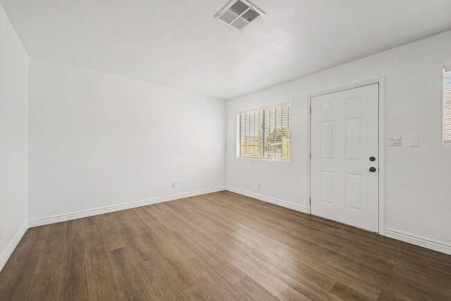 Photo - 1 BEDROOM UNIT IN PRIME PHOENIX LOCATION / MOVE IN SPECIAL - Two Weeks Free Rent