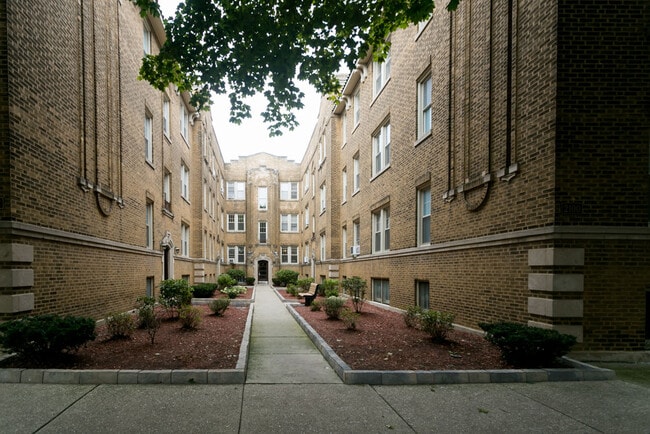 Building Photo - 2115 W Ainslie St Rental