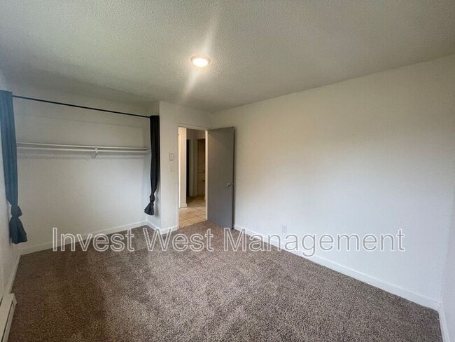 Photo - 944-933 33rd Ave