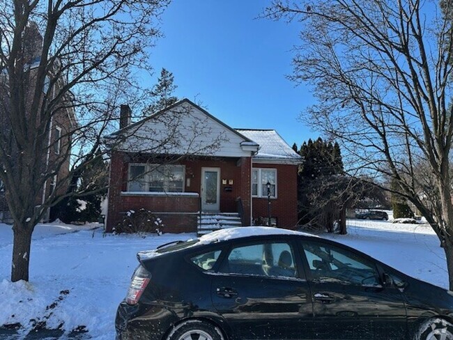 Building Photo - Welcome to our cozy 1st floor 2-bedroom, 1... Unit 1 Rental