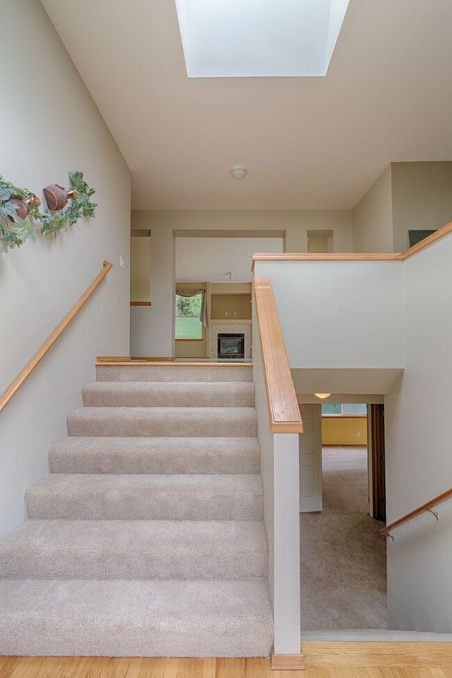 Photo - Large 5 Bed SPLIT-LEVEL Kenmore Home!