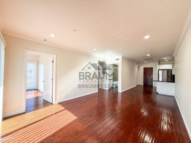 Building Photo - 332 S Virgil Ave Unit 302