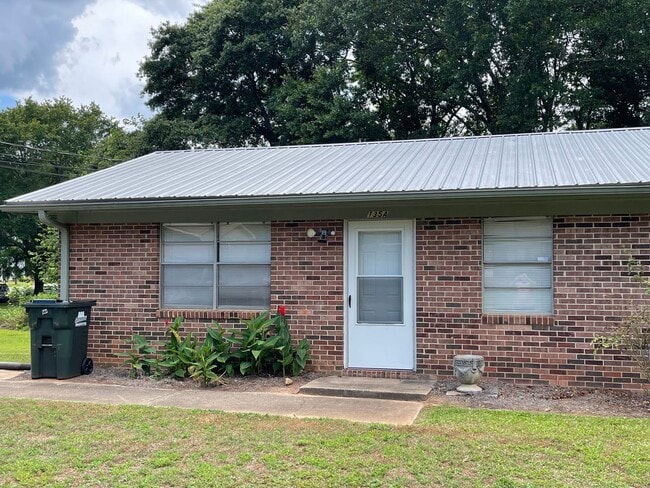 Building Photo - 1 Bedroom, 1 Bath Duplex Apartment on the Eastside