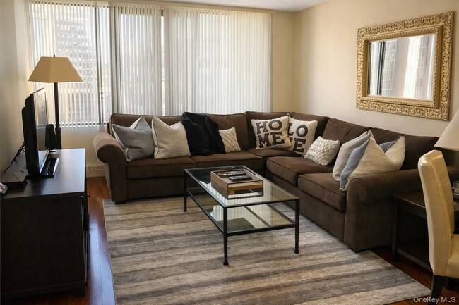 Building Photo - 4 Martine Ave Unit 1001