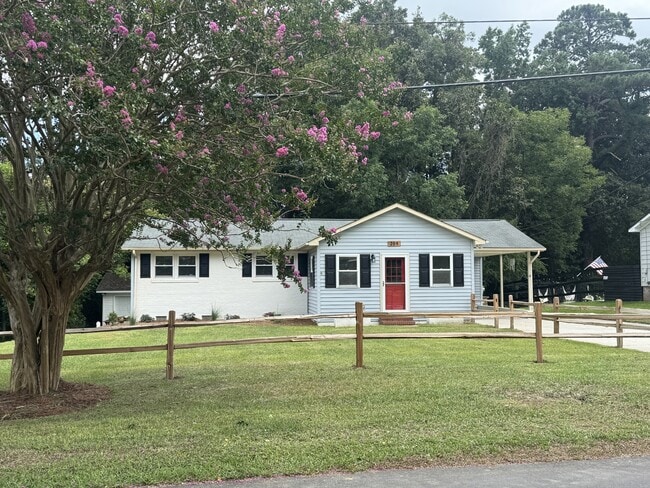 Building Photo - 208 Regalwood Dr