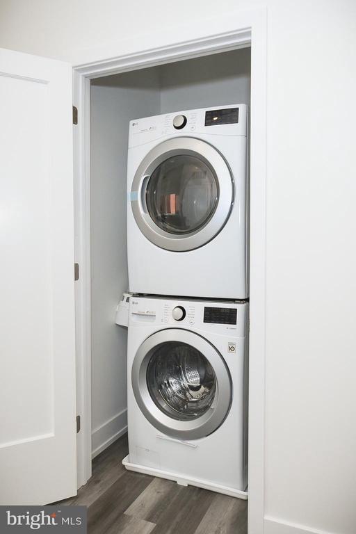 Building Photo - 6164 Ridge Ave Unit 301 Rental
