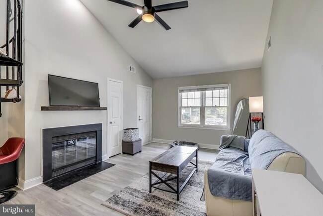 Building Photo - 13041 Shadyside Ln Unit 11-188 Rental