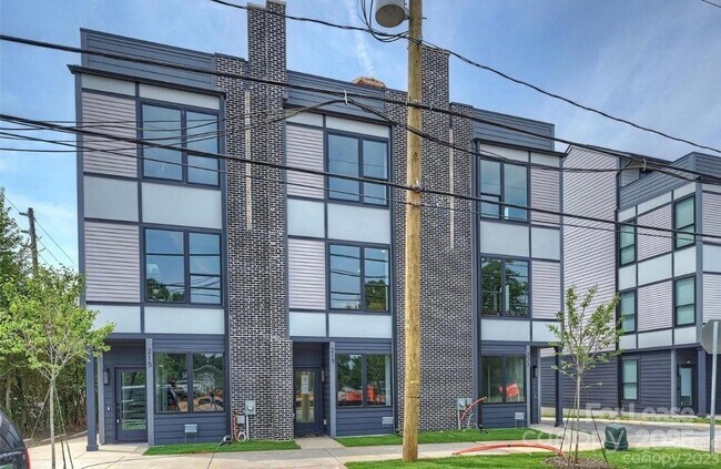 Photo - 215 Freeland Ln