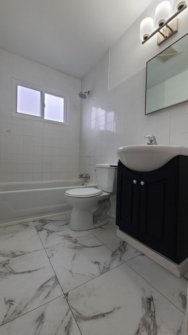 Photo - 207 Moore St