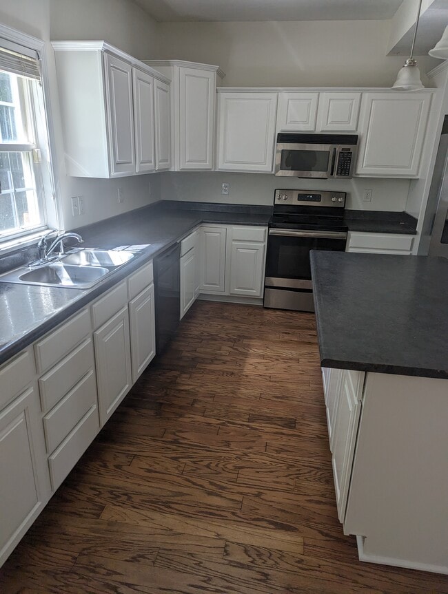 Photo - 403 W 49th St