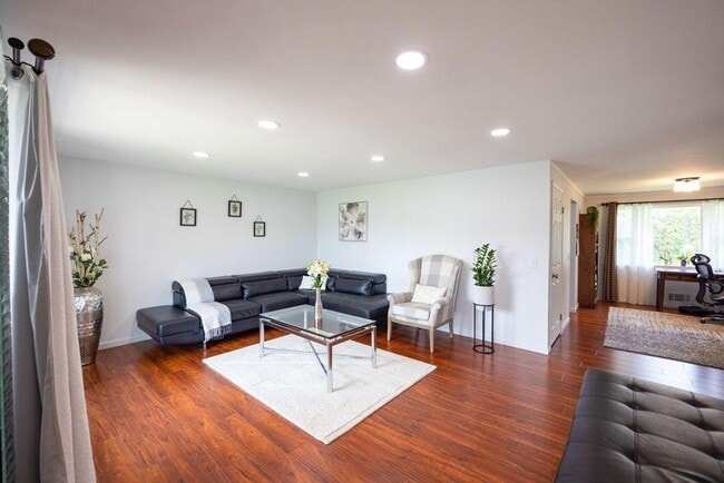 Photo - Amazing 3 Bedroom and 2 Full Bath Home For Rent in Greece Available Now.