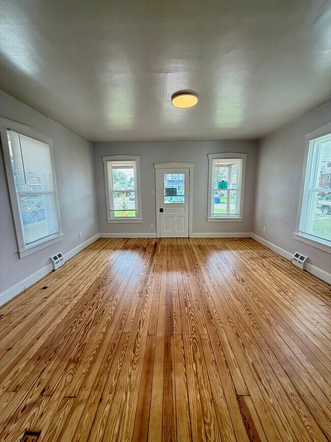 37 N Kinzer Rd