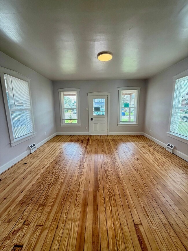 Photo - 37 N Kinzer Rd